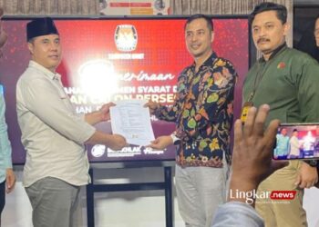 Ketua KPU Kabupaten Garut Dian Hasanudin menerima berkas dukungan dari bakal calon Bupati Garut Aceng HM Fikri (kiri) saat pendaftaran dan penyerahan berkas dukungan jalur perseorangan di Kantor KPU Garut, Jawa Barat, Minggu, 12 Mei 2024 tengah malam. (Antara/Lingkar.news)