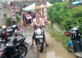 Banjir di Kabupaten Lebak, Provinsi Banten sudah surut setelah debit Sungai Cibereum menurun sehingga warga membersihkan rumah masing-masing dari lumpur dan sampah, Jumat 3 April 2024. (Antara/Lingkar.news)