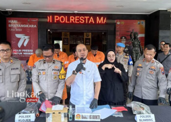 Kasat Reskrim Polresta Malang Kota Kompol Danang Yudanto (tengah) pada saat memberikan keterangan dalam jumpa pers di Mapolresta Malang, Jawa Timur, Kamis, 2 Mei 2024. (Antara/Lingkar.news)