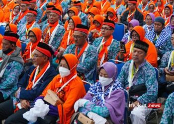 Para jamaah calon haji Kota Madiun bersiap untuk berangkat ke Embarkasi Surabaya pada musim haji tahun 2023. (Antara/Lingkar.news)