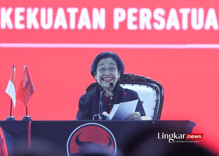 Ketua Umum PDI Perjuangan Megawati Soekarnoputri menyampaikan pidato politik saat pembukaan Rapat Kerja Nasional (Rakernas) V PDI Perjuangan di Beach City International Stadium Ancol, Jakarta, Jumat, 24 Mei 2024. (Antara/Lingkar.news)