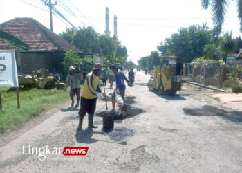 Cegah Laka, DPUTR Pati Tambal Lubang di Jalan Dukuhseti-Puncel