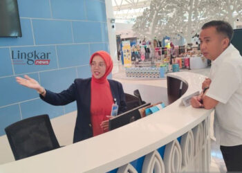 Penjabat (Pj) Gubernur Jawa Barat Bey Triadi Machmudin saat melakukan Inspeksi Mendadak (Sidak) di Bandara Internasional Jawa Barat (BIJB) Kertajati, Majalengka, Jawa Barat, Jumat 3 Mei 2024. (Antara/Lingkar.news)