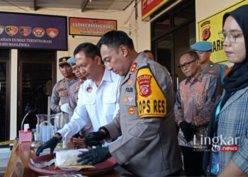 Pemusnahan barang bukti narkotika jenis sabu-sabu di Majalengka, Jawa Barat oleh kepolisian setempat, Kamis, 16 Mei 2024. (Antara/Lingkar.news)