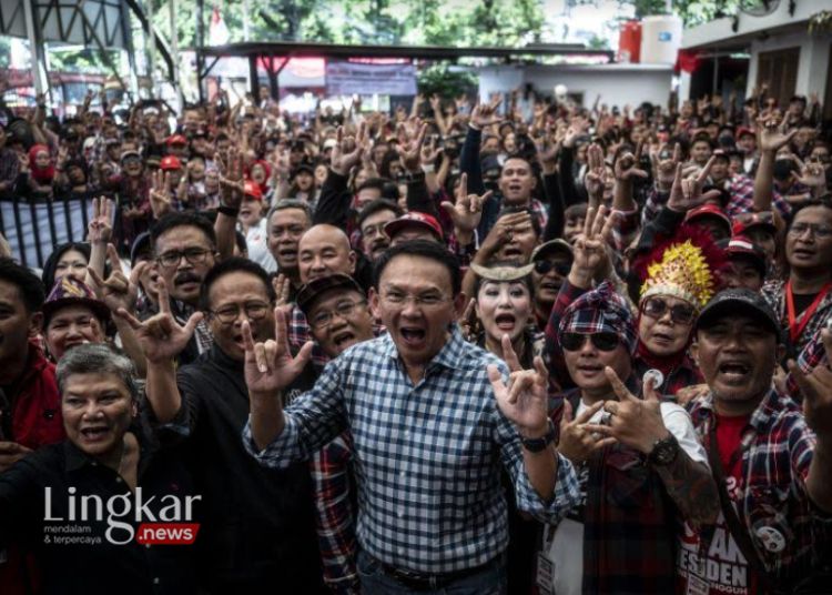 MEMBAUR: Politikus PDI Perjuangan Basuki Tjahaja Purnama alias Ahok (tengah) berfoto bersama Ahokers dalam acara Ahokers Bareng Ganjar di Rumah Aspirasi Relawan Ganjar-Mahfud, Jakarta, beberapa waktu lalu. (Antara/Lingkar.news)