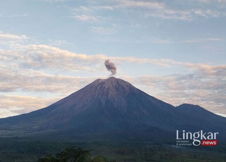 Pantauan erupsi Gunung Semeru pada Senin 6 Mei 2024 pukul 05.43 WIB. (Antara/Lingkar.news)