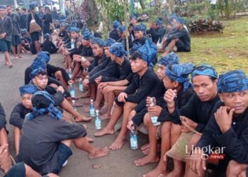 Masyarakat Badui memadati Kantor Sekretariat Pemerintah Kabupaten Lebak untuk mengikuti upacara tradisi Seba dengan menyerahkan hasil pertanian ladang ke kepala daerah yakni Bupati Lebak dan Forum Organisasi Pimpinan Daerah (Forpimda). (Antara/Lingkar.news)