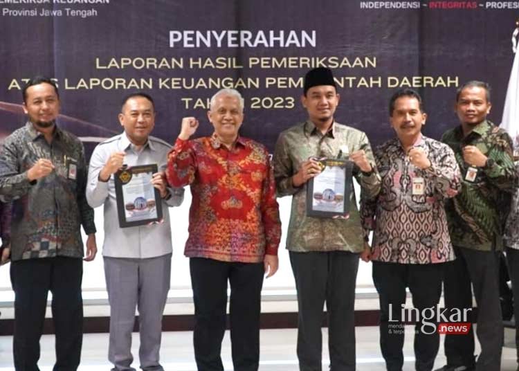 BERSINERGI: Penjabat Bupati Jepara Edy Supriyanta (kedua dari kiri) bersama Ketua DPRD Jepara Haizul Maarif (ketiga dari kanan) dan Sekda Jepara Edy Sujatmiko (kedua dari kanan) usai menerima laporan hasil pemeriksaan keuangan daerah di Kantor BPK Pewakilan Jawa Tengah, Semarang, pada Jumat, 3 Mei 2024. (Pemkab Jepara/Lingkar.news)