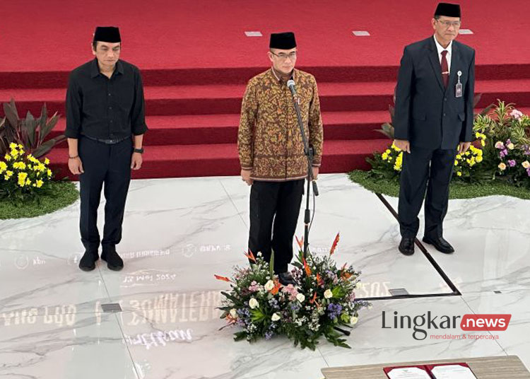 Ketua KPU RI Hasyim Asy’ari (tengah) saat melantik Anggota KPU Kota Padang, Sumatera Barat, di Kantor KPU RI, Jakarta, Senin (13/5/2024). ANTARA/Rio Feisal