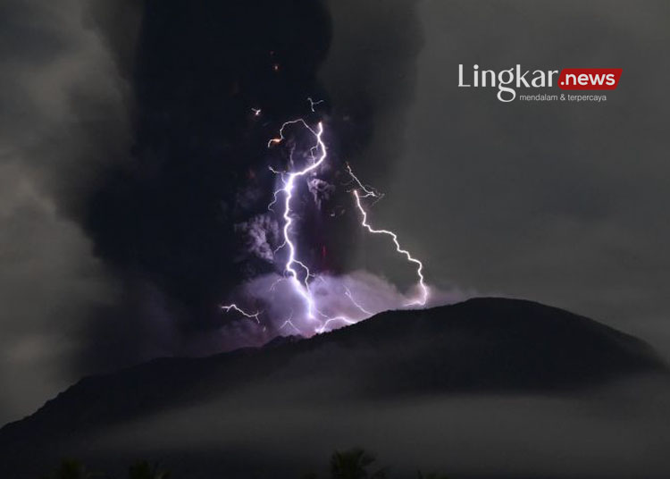 Ngeri! Dahsyatnya Letusan Gunung Ibu Ciptakan Badai Petir