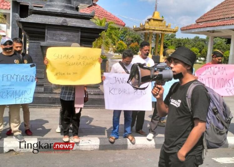 DEMO: Puluhan wartawan Lumajang melakukan aksi tutup mulut saat menggelar aksi damai di sekitar alun-alun Lumajang, Jumat, 17 Mei 2024. (Antara/Lingkar.news)