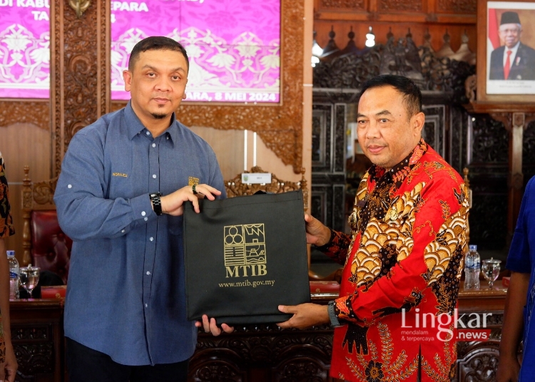 SIMBOLIS: Penjabat Bupati Jepara Edy Supriyanta (kanan) saat menerima kunjungan dari Malaysian Timber Industry Board di Pendopo RA Kartini Jepara pada Rabu, 8 Mei 2024. (Muhammad Aminudin/Lingkar.news)