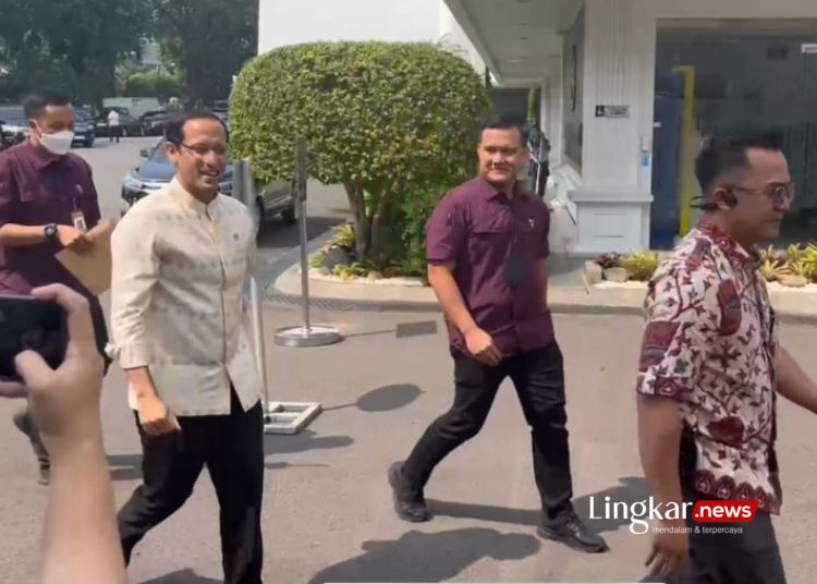 Menteri Pendidikan, Kebudayaan, Riset, dan Teknologi (Mendikbudristek) Nadiem Anwar Makarim (kiri) tiba di Istana Kepresidenan Jakarta, Senin, 27 Mei 2024. (Antara/Lingkar.news)