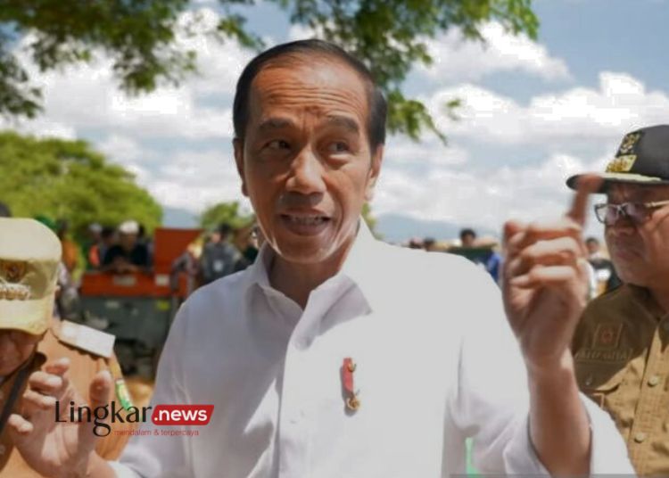 Presiden Joko Widodo (Jokowi) usai meninjau panen raya jagung di Kabupaten Sumbawa, NTB, melalui tayangan video Sekretariat Presiden yang disaksikan di Jakarta, Kamis, 2 Mei 2024. (Antara/Lingkar.news)