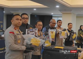 KONFERENSI PERS: Dirreskrimum Polda Metro Jaya Kombes Pol Wira Satya Triputra (ketiga dari kanan) saat konferensi pers di Jakarta, Jumat, 3 Mei 2024. (Antara/Lingkar.news)
