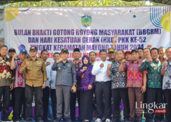 Pj Bupati Jepara Edy Supriyatna bersama rombongan berfoto dengan Camat Mayong dan Petinggi Desa se-Kecamatan Mayong, Selasa 21 Mei 2024. (Muhammad Aminudin/Lingkar.news)
