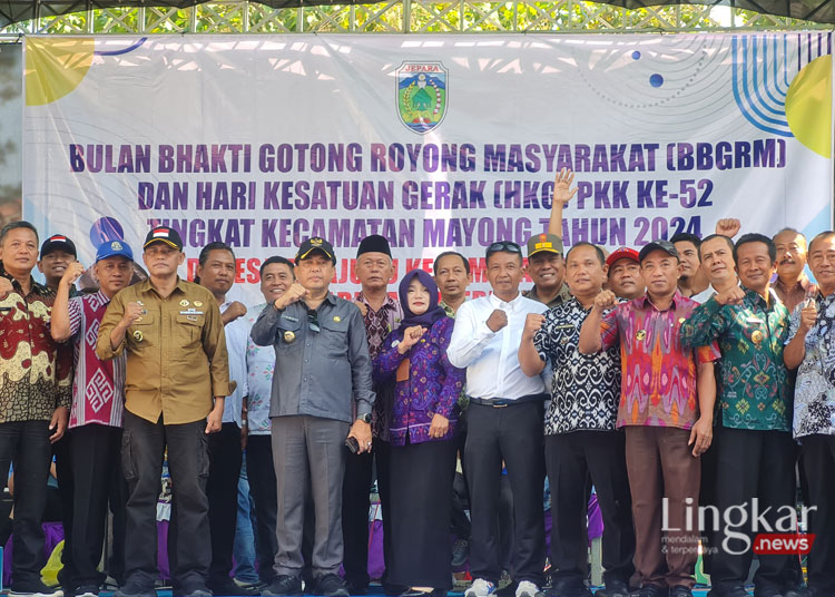 Pj Bupati Jepara Edy Supriyatna bersama rombongan berfoto dengan Camat Mayong dan Petinggi Desa se-Kecamatan Mayong, Selasa 21 Mei 2024. (Muhammad Aminudin/Lingkar.news)