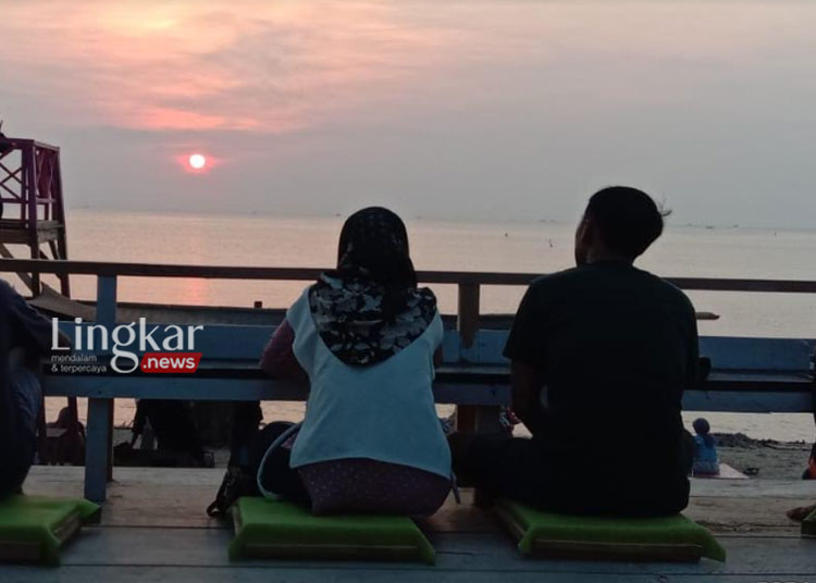 GOLDEN HOUR: Sejumlah pengunjung menikmati keindahan matahari terbenam di Pantai Clumik, Desa Karang Kebagusan, Kecamatan Jepara, Kabupaten Jepara, kemarin. (Muhammad Aminudin/Lingkar.news)