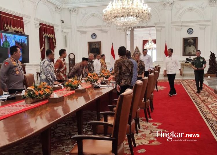 RAPAT TERBATAS: Presiden RI Joko Widodo memimpin rapat terbatas dengan sejumlah menteri Kabinet Indonesia Maju di Istana Merdeka, Jumat, 3 Mei 2024. (Antara/Lingkar.news)