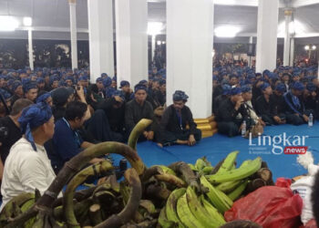 Masyarakat Badui menjalani ritual Tradisi Seba bersama Pj Bupati Lebak Iwan Kurniawan dengan menyerahkan hasil komoditas alam untuk ungkapan rasa syukur kepada Tuhan Yang Maha Esa, Jumat malam, 17 Mei 2024. (Antara/Lingkar.news)