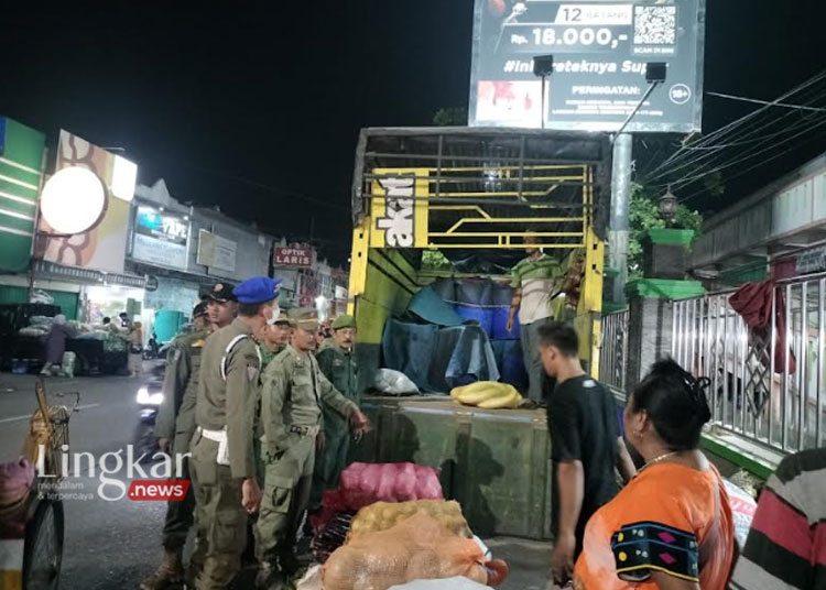 Personel Satpol PP Demak melakukan penertiban Pasar Krempyeng Demak, yang berlokasi di luar atau di depan Pasar Bintoro Demak karena mengganggu kelancaran arus lalu lintas. (M Burhanuddin Aslam/Lingkar.news)