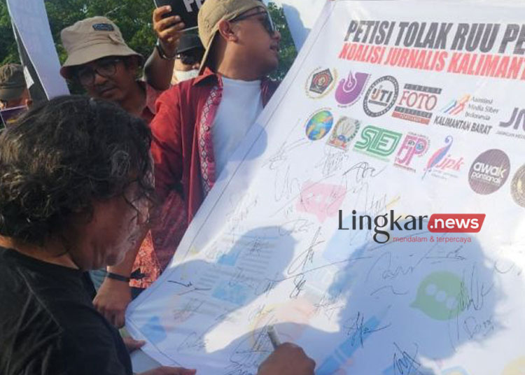 Sejumlah jurnalis yang ada di Kalbar menandatangani petisi menolak RUU Penyiaran dalam aksi damai yang dilaksanakan di Tugu Diegulis Untan, Senin (27/5/2024) (ANTARA/Rendra Oxtora)