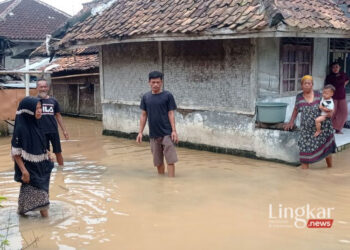 Pemukiman warga di Desa Cibeureum Kecamatan Maja Kabupaten Lebak, Provinsi Banten tergenang banjir imbas meluapnya Sungai Cibeureum akibat hujan deras pada Rabu malam 1 Mei 2024. (Antara/Lingkar.news)