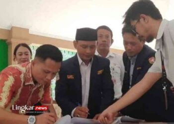 SIMBOLIS: Penandatanganan nota kesepahaman pengawasan partisipatif Pilkada 2024 antara Karang Taruna dengan Bawaslu Kabupaten Bekasi di Gedung Wibawa Mukti, kompleks perkantoran Pemkab Bekasi, Kamis, 16 Mei 2024. (Antara/Lingkar.news)