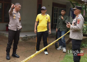 Polisi melakukan olah tempat kejadian perkara (TKP) kasus pembunuhan suami memutilasi istrinya di Kecamatan Rancah, Kabupaten Ciamis, Jawa Barat, Jumat 3 Mei 2024. (Antara/Lingkar.news)