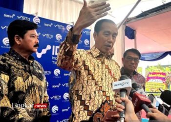 Presiden Joko Widodo saat menyampaikan keterangan usai meresmikan Indonesia Digital Test House (IDTH) Balai Besar Pengujian Perangkat Telekomunikasi, Depok, Jawa Barat, Selasa, 8 Mei 2024. (Antara/Lingkar.news)