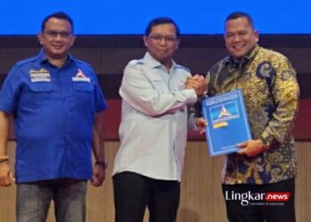 Sekda Karawang Acep Jamhuri (mengenakan batik) resmi diusung Partai Demokrat sebagai kandidat bupati pada Pilkada Karawang. (Antara/Lingkar.news)