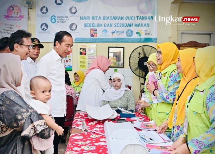 MENINJAU: Presiden Jokowi meninjau implementasi Gerakan Intervensi Serentak Pencegahan Stunting di Posyandu Wijaya Kusuma, Kebon Pedes, Kota Bogor, Provinsi Jawa Barat, Selasa, 11 Juni 2024. (Antara/Lingkar.news)