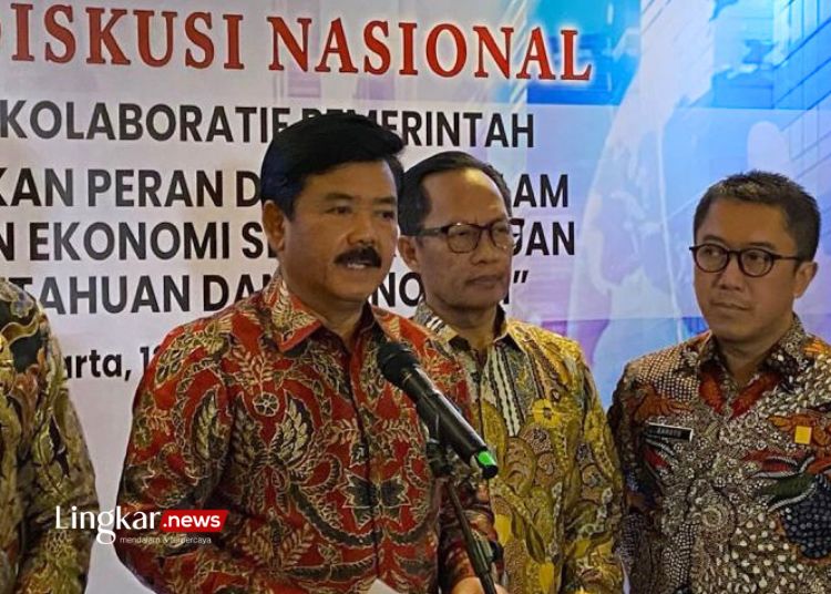 Menteri Koordinator bidang Politik, Hukum, dan Keamanan (Menko Polhukam), Hadi Tjahjanto (kiri). (Antara/Lingkar.news)