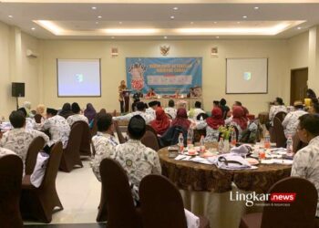 SOSIALISASI: Bupati Demak, Eisti’anah, saat memberikan arahan dalam kegiatan sosialisasi Ketentuan di Bidang Cukai Gempur Rokok Ilegal yang dikuti oleh guru swasta, PGSI serta petani tembakau, di salah satu hotel di Demak, Kamis, 27 Juni 2024. (M. Burhanuddin Aslam/Lingkar.news)