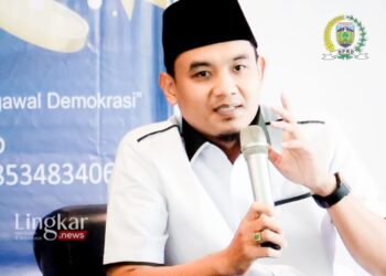 TALKSHOW: Ketua Dewan Perwakilan Rakyat Daerah (DPRD) Kabupaten Jepara, Haizul Ma’arif saat Talkshow Aliansi Mahasiswa Jepara di Aula Politeknik Balekambang Jepara belum lama ini. (Tomi Budianto/Lingkar.news)