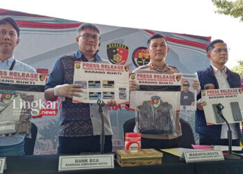 Wakapolresta Bandara Soetta AKBP Ronald Sipayung menunjukan sejumlah barang bukti hasil ungkap kasus penggelapan ATM. (Antara/Lingkar.news)