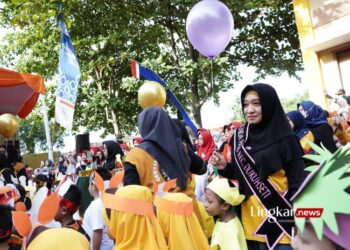 BERI DUKUNGAN: Bunda PAUD Kecamatan Dukuhseti, Irma Agus Sunarko, mendampingi siswa dalam acara Gebyar PAUD yang diselenggarakan Dinas Pendidikan dan Kebudayaan Kabupaten Pati di Plaza Pragolo, Selasa, 25 Juni 2024. (Arif Febriyanto/Lingkar.news)