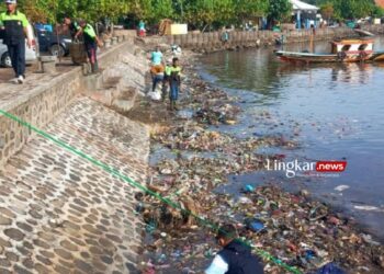 BERSIH-BERSIH: Para nelayan membersihkan tumpukan sampah di pantai Desa/ Kecamatan Banyuglugur, Kabupaten Situbondo, Jawa Timur. (Antara/Lingkar.news)