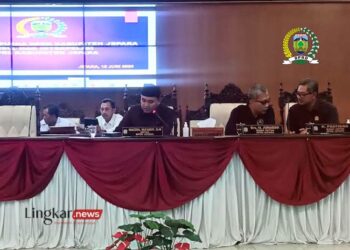 RAPAT PARIPURNA: Ketua DPRD Jepara, Haizul Ma'arif (kiri) memimpin rapat paripurna terkait usulan penggunaan hak interpelasi pencabutan izin PT Bank Jepara Artha (BJA) di ruang rapat paripurna DPRD Jepara pada Rabu, 12 Juni 2024. (Tomi Budianto/Lingkar.news)