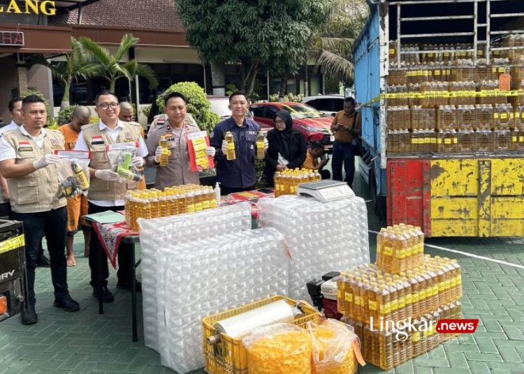 GELAR PERKARA: Wakil Kepala Kepolisian Resor (Wakapolres) Malang, Kompol Imam Mustolih (ketiga kiri), pada saat menunjukkan barang bukti dalam kasus produksi Minyakita palsu, di Mapolres Malang, Kepanjen, Jawa Timur, Selasa, 11 Juni 2024. (Antara/Lingkar.news)