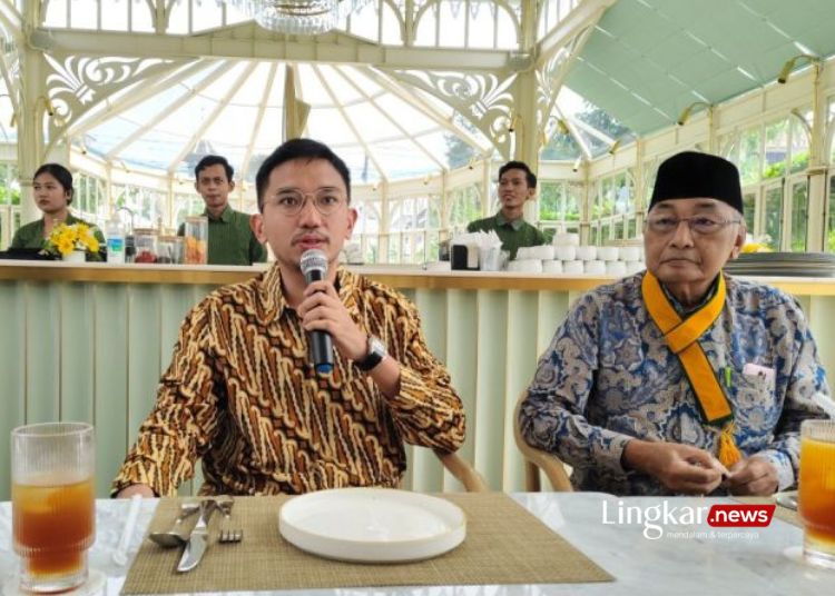 Pengageng Praja Mangkunegaran KGPAA Mangkoenagoro X (kiri) memberikan keterangan mengenai pelaksanaan kirab 1 Sura kepada wartawan di Solo, Jawa Tengah, Jumat, 28 Juni 2024. (Antara/Lingkar.news)