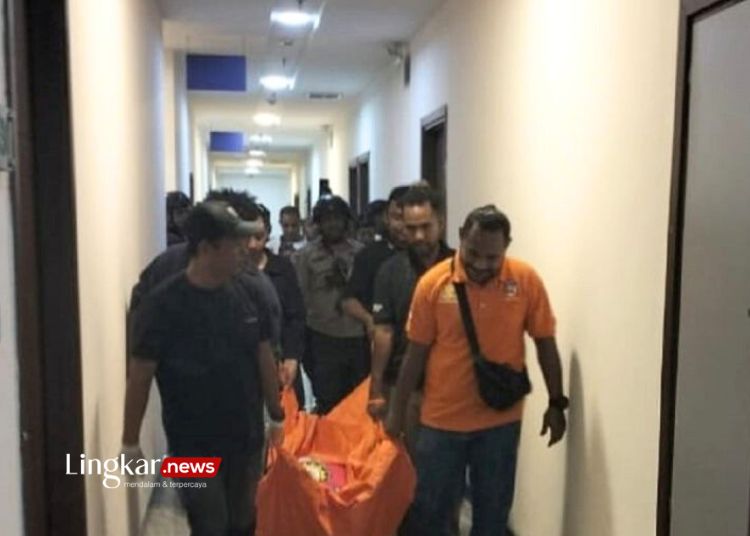 EVAKUASI: Tim Inafis Polres Jayapura mengevakuasi jasad anggota DPRD Jayawijaya yang ditemukan di kamar hotel di Sentani, Kabupaten Jayapura pada Jumat, 28 Juni 2024. (Antara/Lingkar.news)