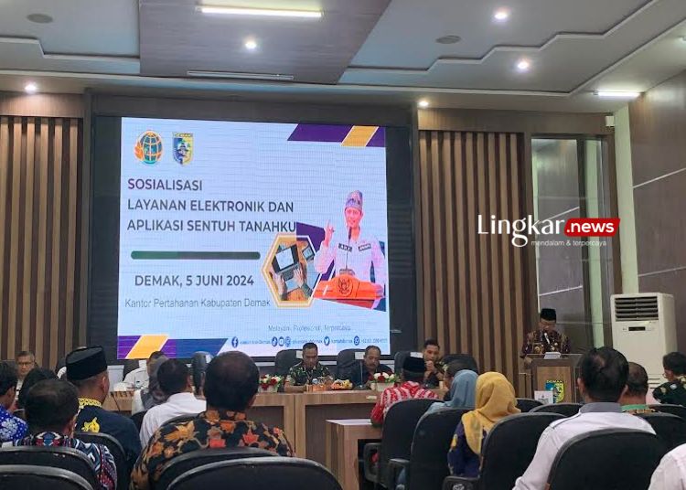 SOSIALISASI: Wakil Bupati Demak Ali Makhsun memberikan sambutan dalam kegiatan sosialisasi sertifikat tanah elektronik di ruang Grahadika Bina Praja Setda Demak, Rabu, 5 Juni 2024. (M. Burhanuddin Aslam/Lingkar.news)