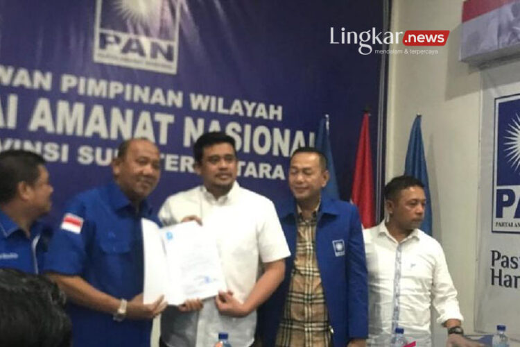Muhammad Bobby Afif Nasution menerima surat tugas dari Dewan Perwakilan Daerah (DPW) Partai Amanat Nasional (PAN) Provinsi Sumatera Utara untuk bertarung pada Pemilihan Kepala Daerah provinsi setempat (ANTARA/Anggi Luthfi Panggabean)