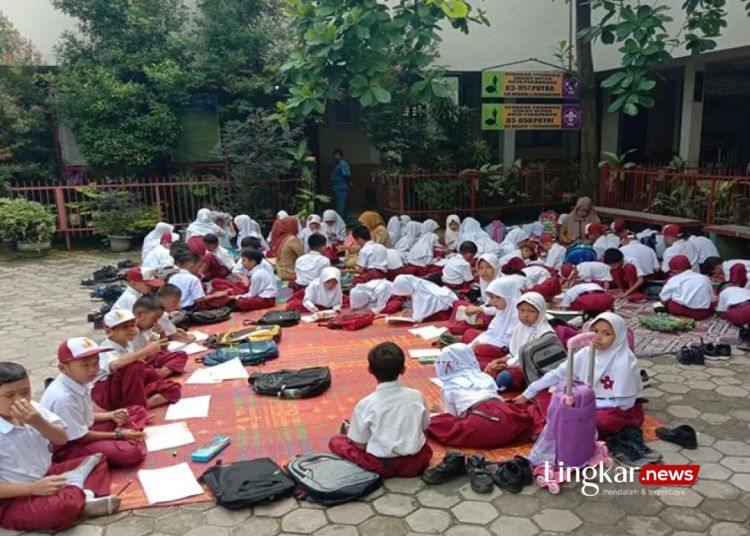 BELAJAR: Siswa sekolah dasar (SD) belajar di halaman sekolah. (Antara/Lingkar.news)