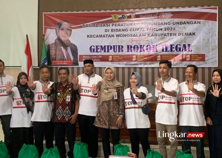 BERSINERGI: Bupati Demak, Eisti’anah (kelima dari kanan) memberikan arahan terkait sosialisasi DHBCHT dan gempur rokok ilegal pada Senin, 11 Juni 2024. (M. Burhanuddin A/Lingkarjateng.id)