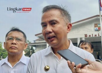 Pj Gubernur Jawa Barat Bey Machmudin (kanan) didampingi Pj Wali Kota Bogor Hery Antasari (kiri) di Bogor, Senin, 3 Juni 2024. (Antara/Lingkar.news)