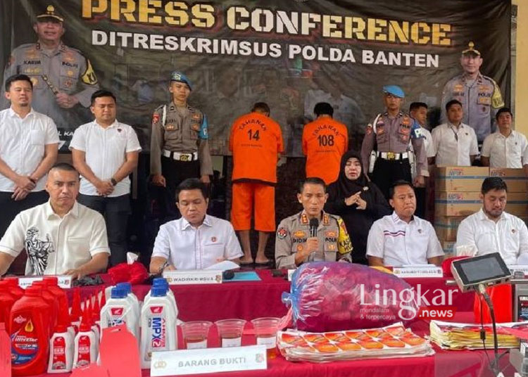 Polda Banten merilis pengungkapan kasus dugaan produksi oli palsu yang dilakukan oleh dua orang tersangka HB dan HW, di Serang, Banten, Senin 3 Mei 2024. (Antara/Lingkar.news)