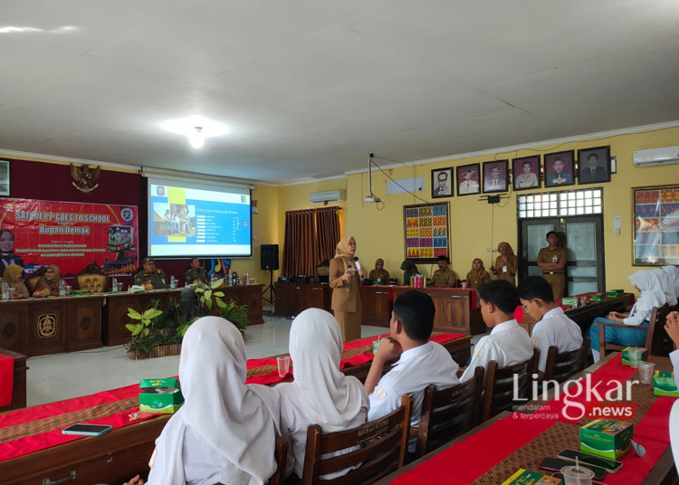 Bupati Demak Eisti’anah memberikan arahan kepada pelajar di SMA N 2 Demak belum lama ini. (M. Burhanuddin Aslam/Lingkar.news)