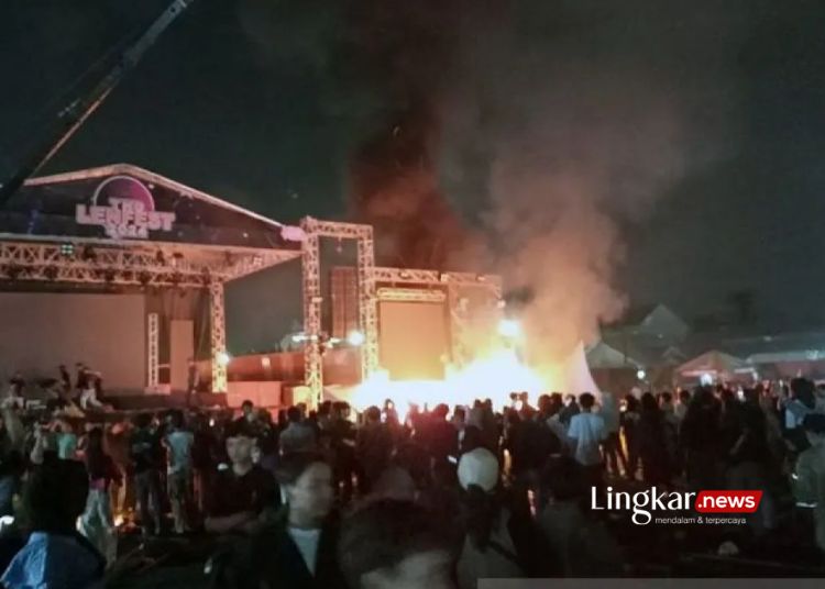 RICUH: Situasi kerusuhan konser musik di Kabupaten Tangerang hingga berujung pembakaran fasilitas panggung oleh penonton pada Minggu, 23 Juni 2024 malam. (Antara/Lingkar.news)